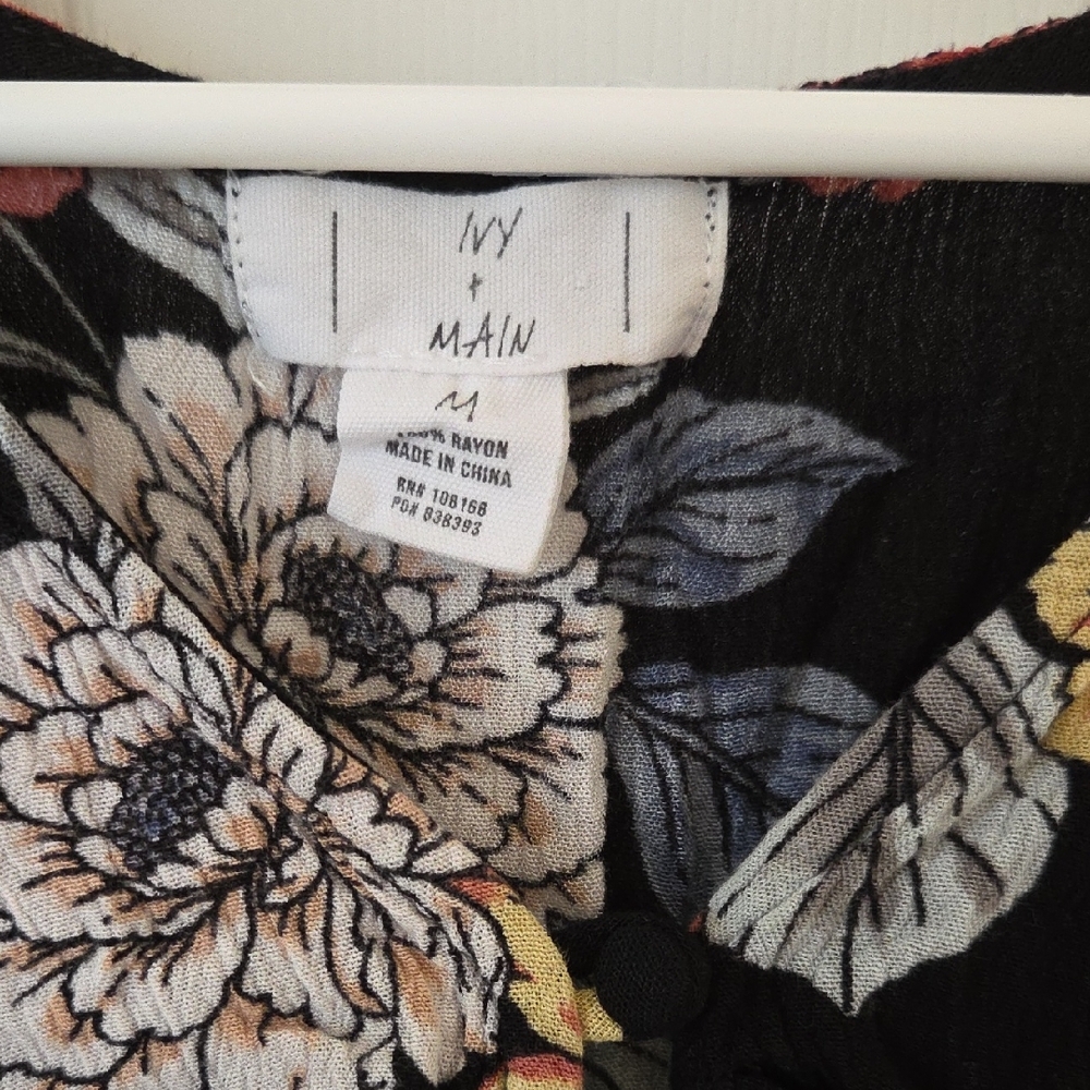 Chic Black Floral Blouse for Women - Picture 3 of 4